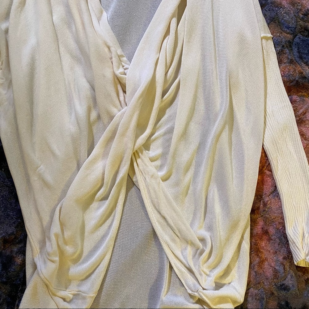 Cream Deep Deep V - Picture 3 of 3